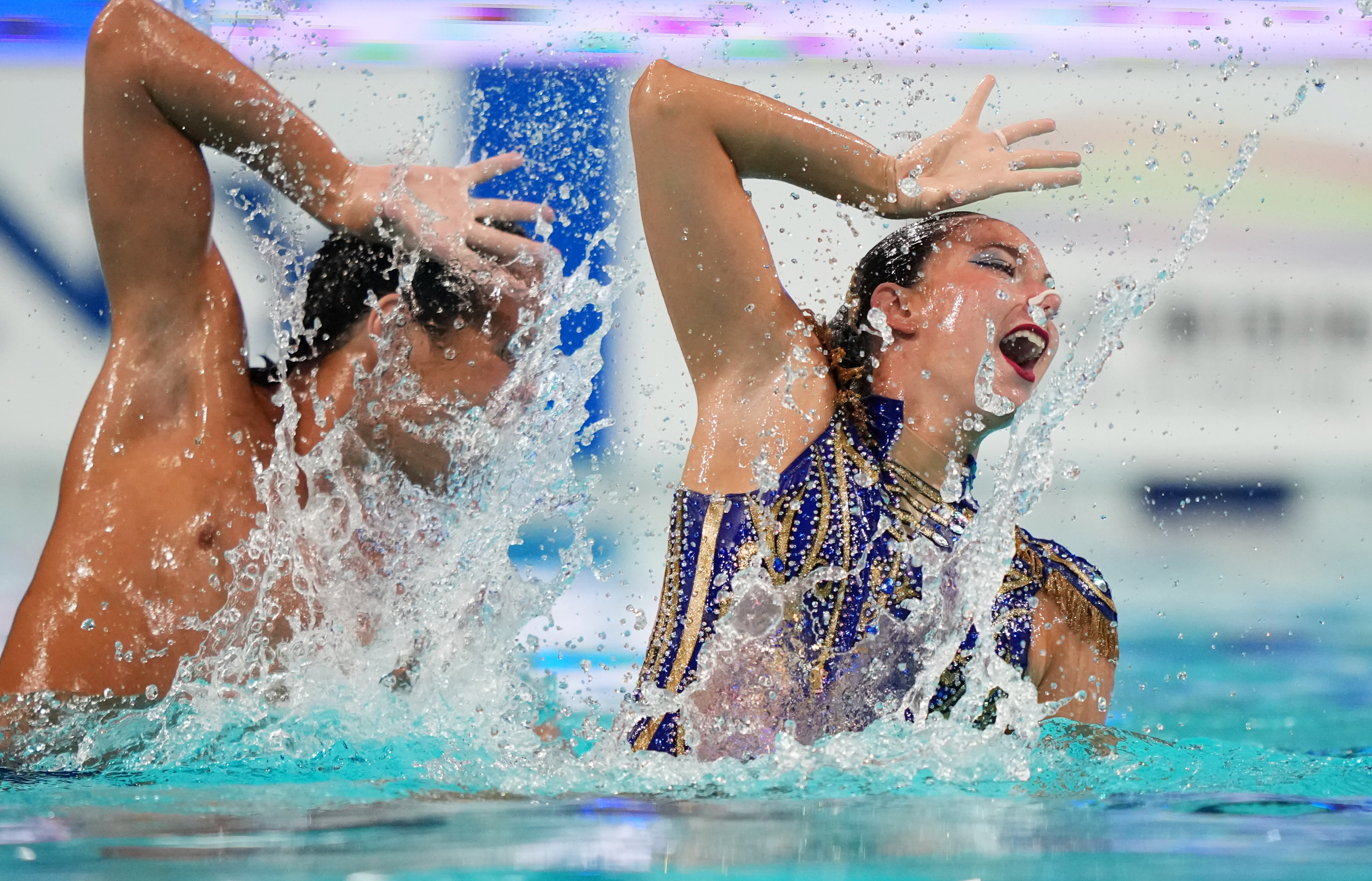 包含游泳比赛：俄罗斯选手刷新纪录夺冠的词条