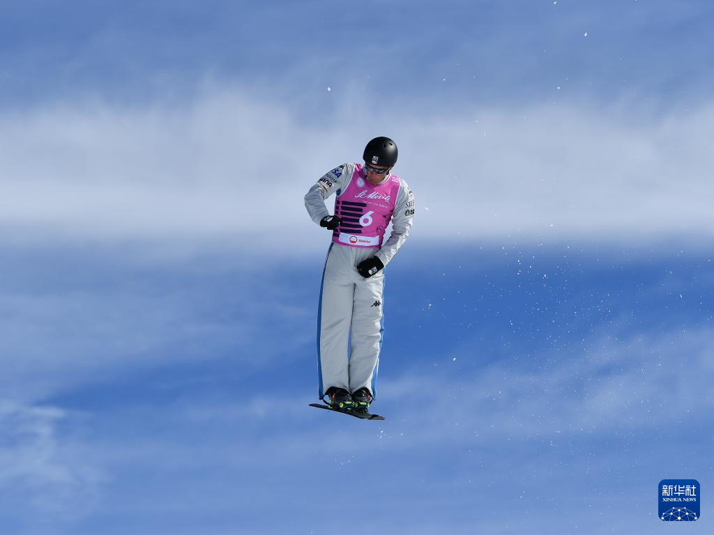 雷火电竞网站-包含挪威男子滑雪选手飘逸动作获全场掌声的词条