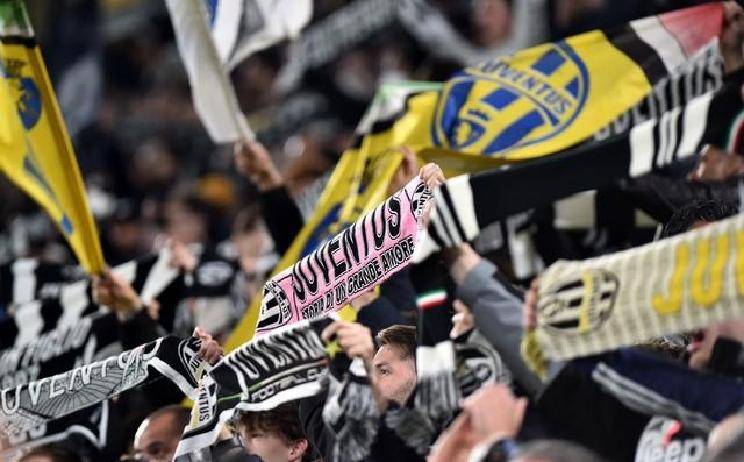 马德里双雄交手，激烈角逐震撼球迷的简单介绍