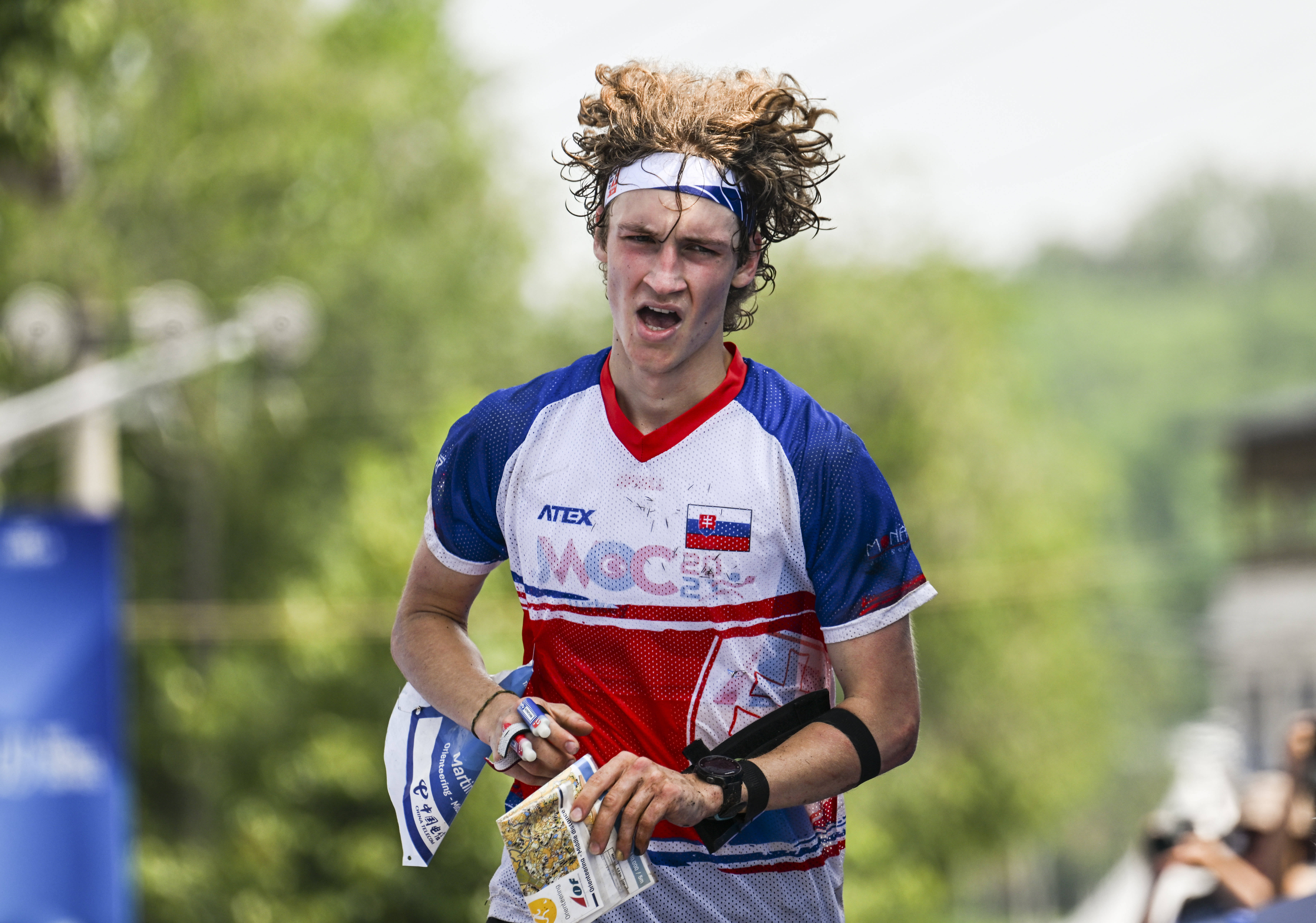 雷火电竞简介-包含精彩瞬间让人惊叹：场上情况紧张，胜负未定的词条