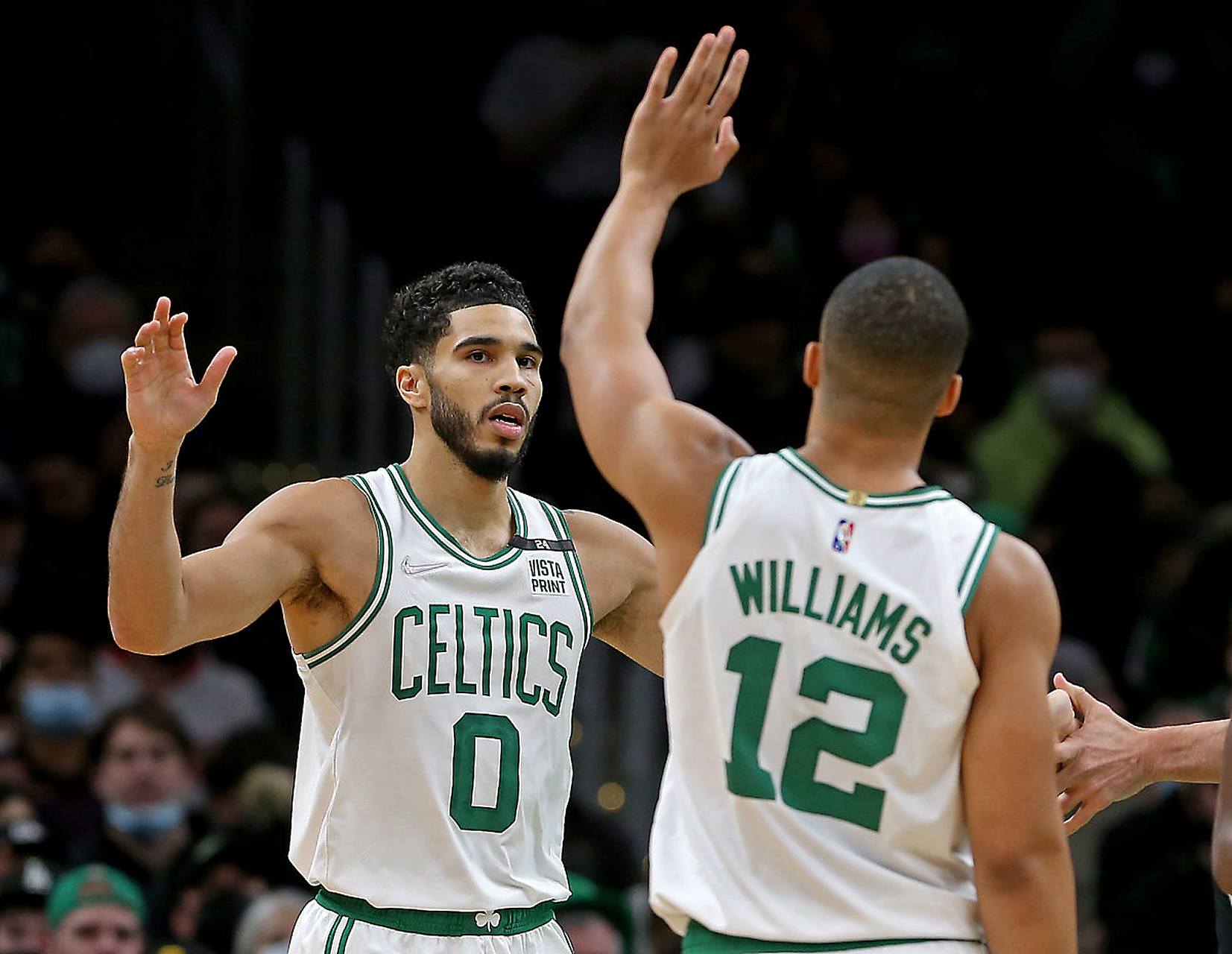 猛龙队逆转凯尔特人队，主场获胜