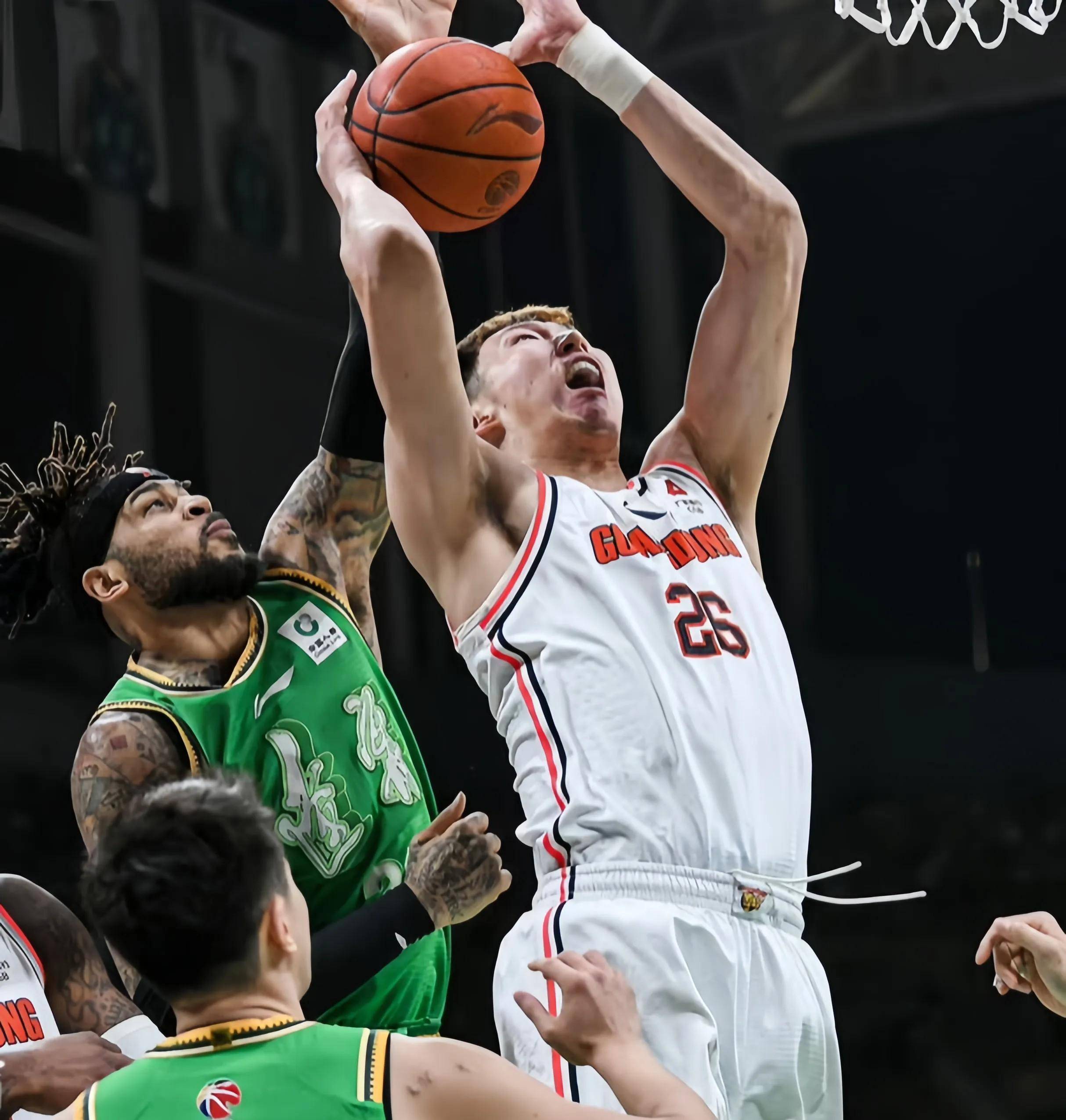 篮球队员们在赛场上鏖战不休