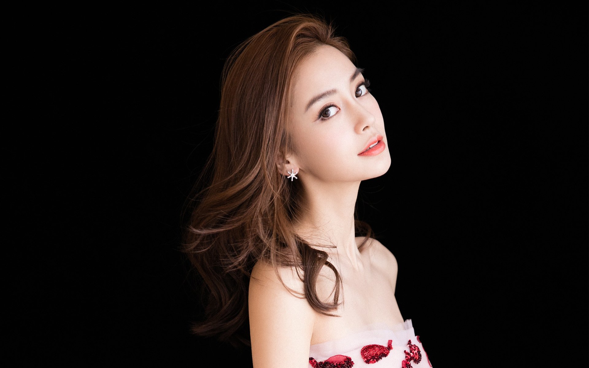 战火之外的英雄,奥纳纳一扑定江山,那不勒斯史诗级对决中乌克兰的足球之光